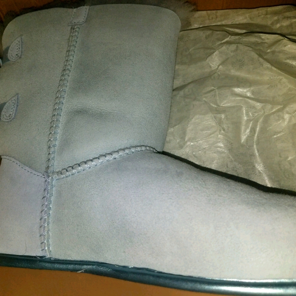 Womens   UGGS  baby blue, size 7